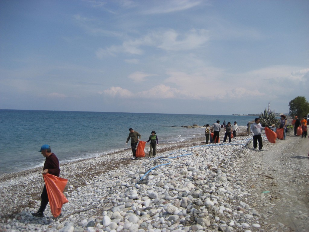 Εθελοντές καθαρίζουν το παραδεισένιο νησάκι της Χρυσής