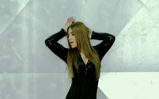 Η Έλενα Παπαρίζου μας τραγουδά «Baby it’s over»