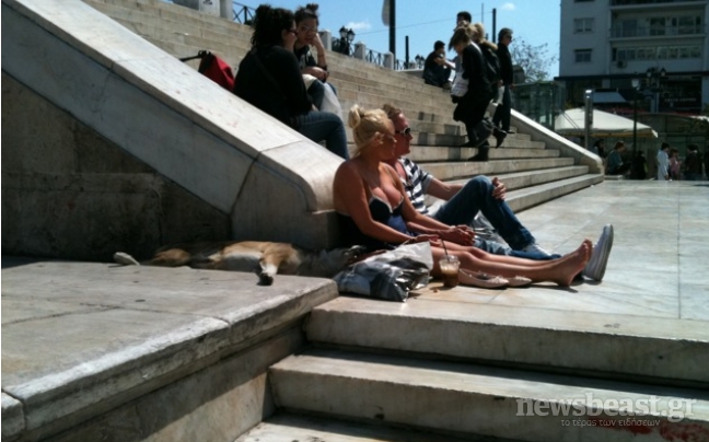 Ηλιοθεραπεία στην πλατεία Συντάγματος