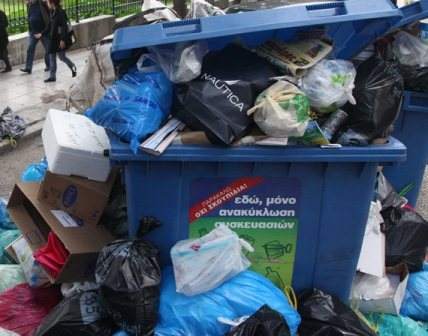 Ξεχείλισαν οι κάδοι ανακύκλωσης στην Ιεράπετρα