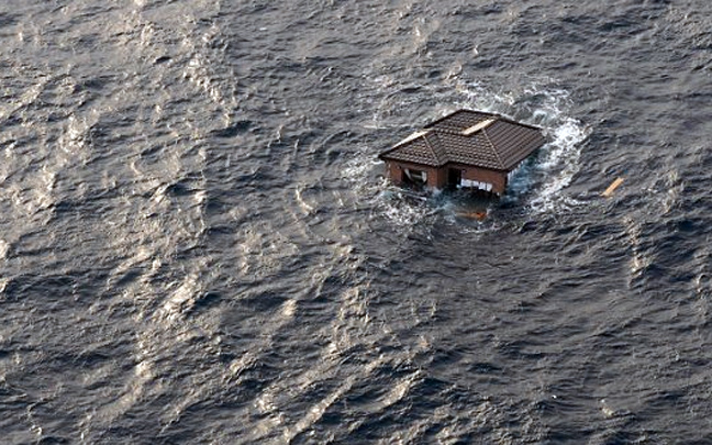 Μια θάλασσα&#8230; ερείπια «ταξιδεύει» προς τις ΗΠΑ