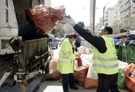 Μαζεύουν τα σκουπίδια στη Θεσσαλονίκη