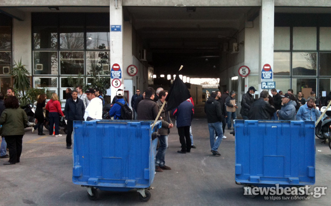 Έξω από το κτίριο καθαριότητας του δήμου Αθηναίων οι συμβασιούχοι