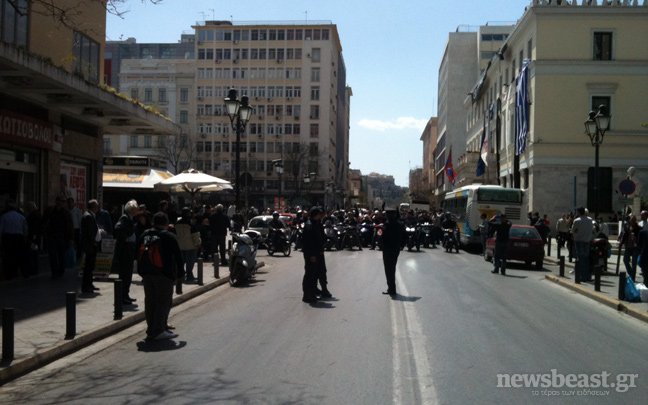 Μηχανοκίνητη πορεία συμβασιούχων στον Καμίνη