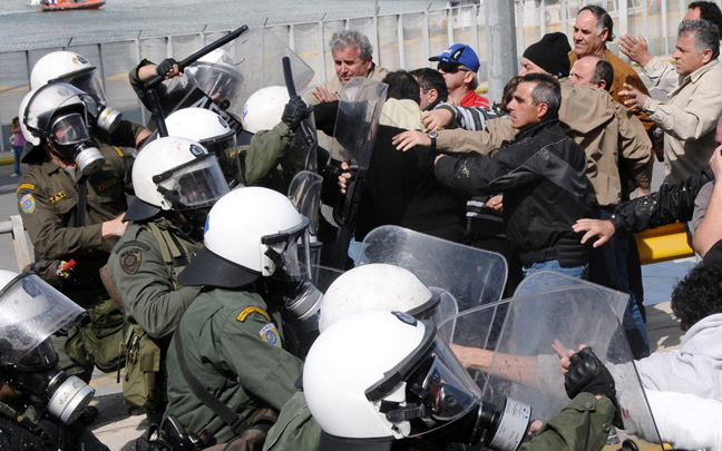 Επέμβαση των ΜΑΤ στην εθνική οδό Αθηνών-Λαμίας