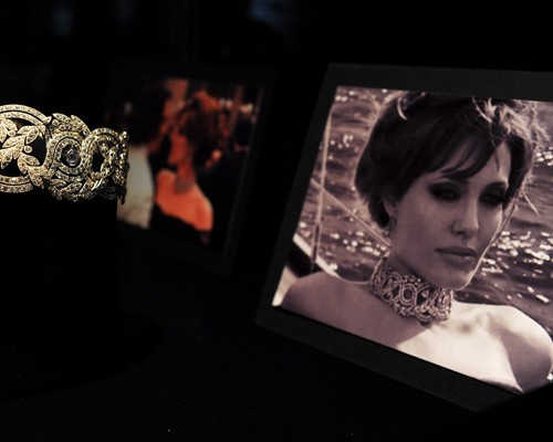 Η Angelina Jolie σχεδιάζει κοσμήματα