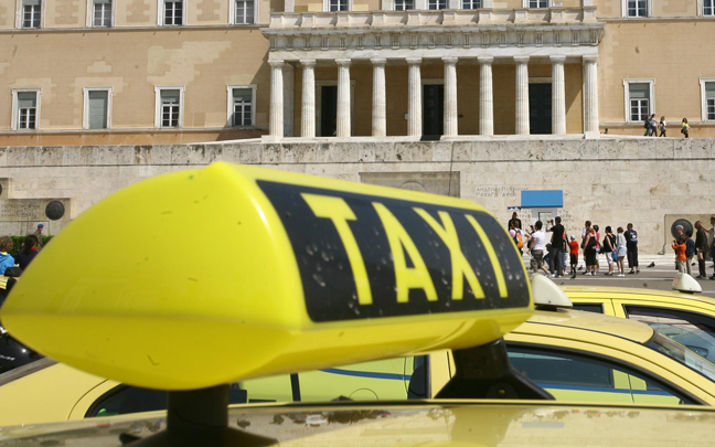 «Γιατί άλλαξε η κυβερνητική απόφαση για τα ταξί»