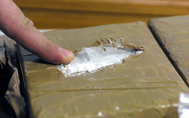 Έκρυβε 2,5 κιλά κοκαΐνης μέσα σε βιβλία και ντοσιέ