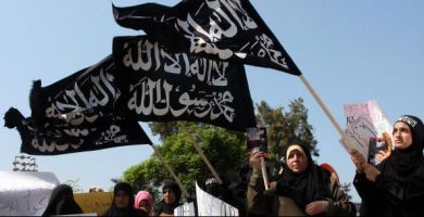 Βγήκαν στο δρόμο ζητώντας την απελευθέρωση των συζύγων τους