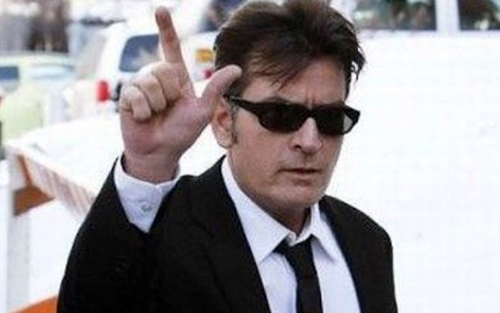 Ηλεκτρονικά τσιγάρα δια χειρός… Charlie Sheen!