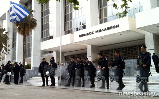 Αρχίζουν να συγκεντρώνονται οι συμβασιούχοι