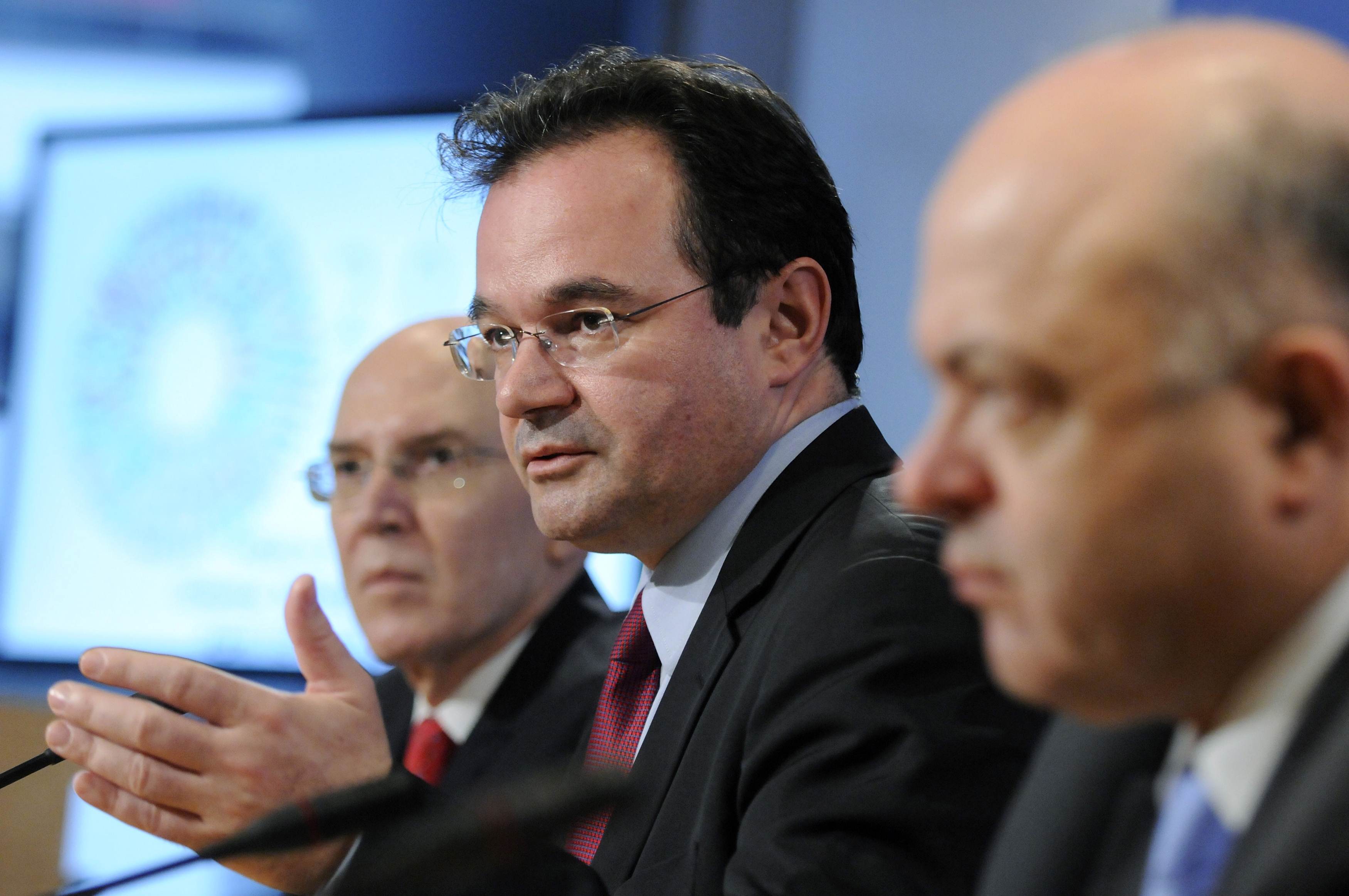 Νέες θυσίες για να μειωθεί η τρύπα στο έλλειμμα