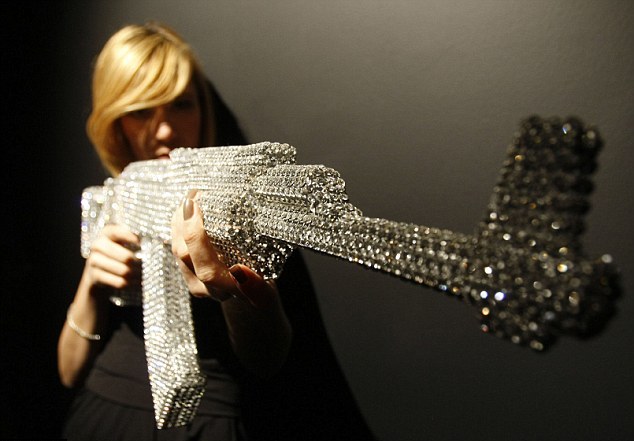 Καλάζνικοφ «οπλισμένο» με Swarovski