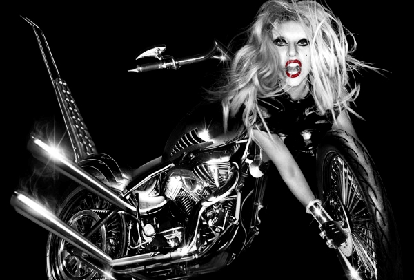 Η Lady Gaga έγινε… μοτοσικλέτα