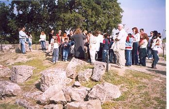«Μαϊμού» ξεναγοί στους αρχαιολογικούς χώρους της Κρήτης
