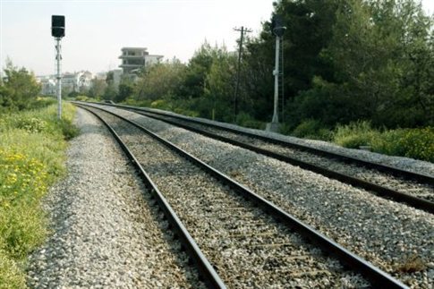 Στη «φάκα» δύο Ρομά που έκλεβαν ράγες του ΟΣΕ