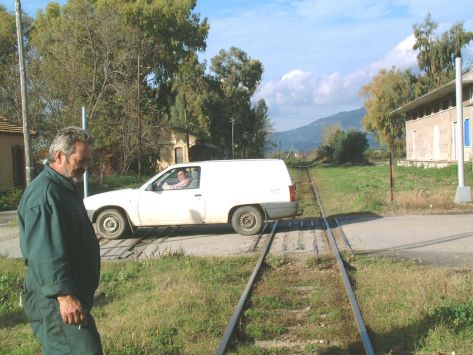 Μπλόκαραν τη σιδηροδρομική διάβαση και λήστεψαν το θύμα τους!