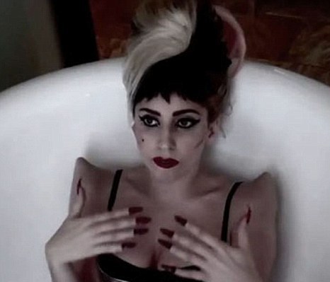 Τα εξογκώματα της Lady Gaga μεταφέρθηκαν στους ώμους!