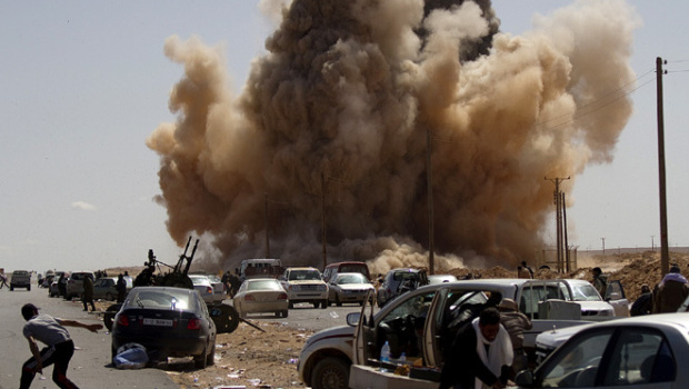 Οι δυνάμεις του Καντάφι βομβαρδίζουν βερβερικές πόλεις