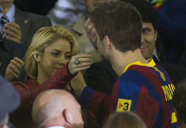 Η Shakira παρηγορεί τον Gerard Pique