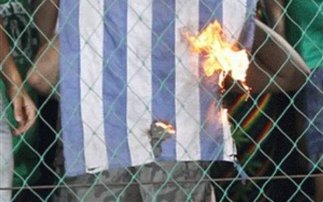 Άγνωστοι επιχείρησαν να κάψουν ελληνικές σημαίες
