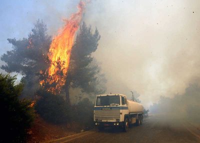 Φωτιά σε εξέλιξη στο χωριό Σχοίνος Κορινθίας
