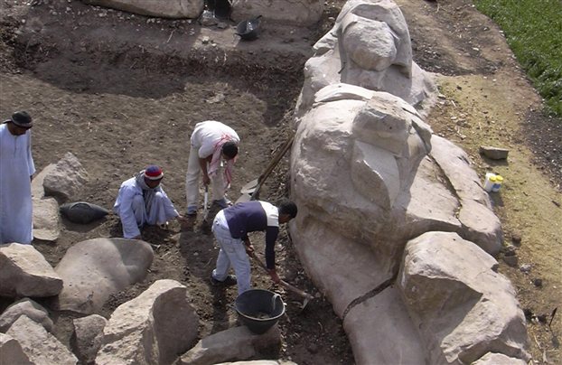 Αιγύπτιοι αρχαιολόγοι ανακάλυψαν ένα τεράστιο άγαλμα του Αμενχοτέπ Γ&#8217;