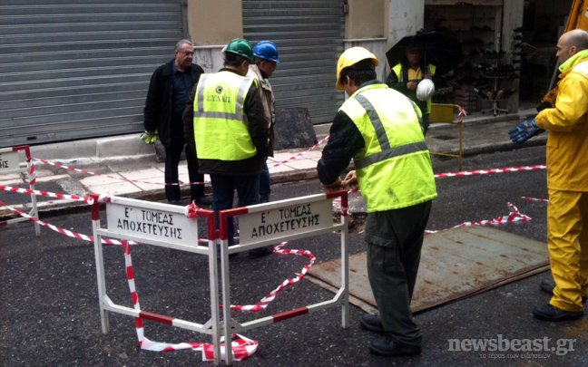 Αγωγός υποχώρησε «καταπίνοντας» το έδαφος