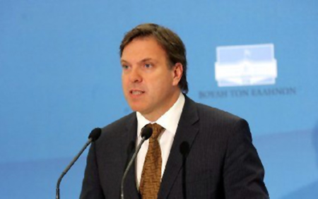 Ο κυβερνητικός εκπρόσωπος στηρίζει Παπακωνσταντίνου