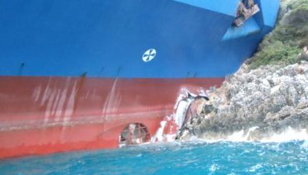 Αποκολλήθηκε το φορτηγό πλοίο που προσάραξε στα Νέα Μουδανιά