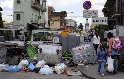 Ξανά αντιμέτωπη με βουνά σκουπιδιών η Νάπολη