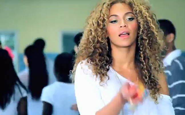 Η Beyonce παίζει με… την κοιλιά της