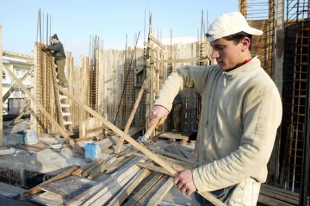 Την έξοδο από τα «βαρέα» βλέπουν 250.000 εργαζόμενοι