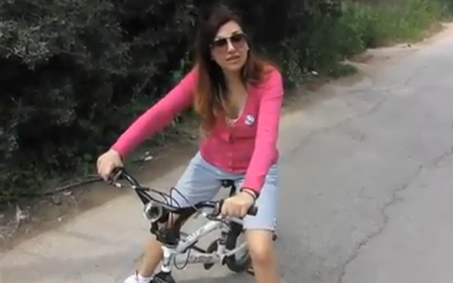 Τσάρκα με το ποδηλατάκι του γιου της