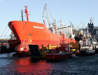 Επικίνδυνα και επιβλαβή 16 ανενεργά πλοία στο Πέραμα