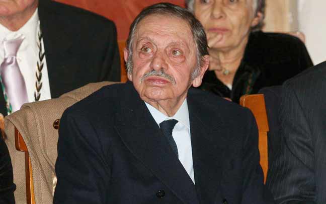 Σε λαϊκό προσκύνημα η σορός του Λάκη Σάντα