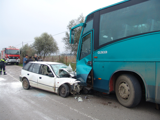 Σύγκρουση ΚΤΕΛ με ΙΧ αυτοκίνητο