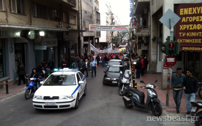 Καθ’οδόν προς τη βουλή οι διαδηλωτές