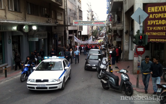 Καθ&#8217;οδόν προς τη βουλή οι διαδηλωτές