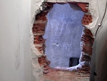 Κλέφτες άνοιξαν τρύπα σε τοίχο κοσμηματοπωλείου
