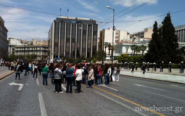 Αποχωρούν από το Σύνταγμα οι διαδηλωτές