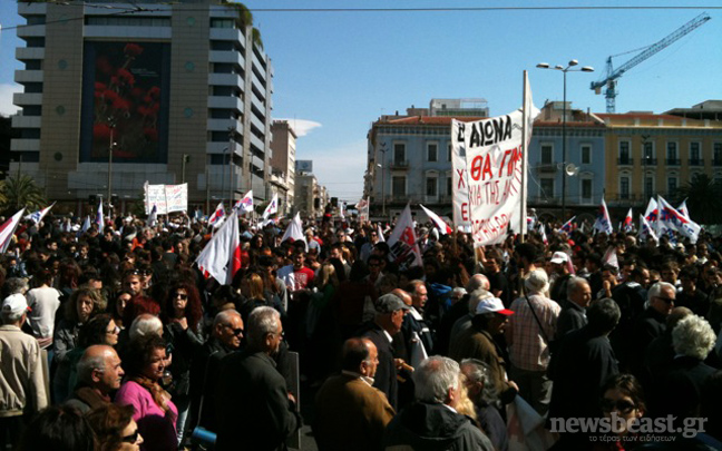 Συγκεντρώνεται κόσμος στην Ομόνοια