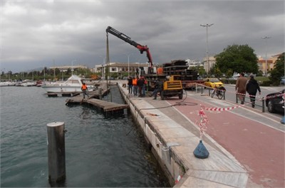 Ξηλώθηκε η πλωτή μαρίνα στο λιμάνι του Βόλου
