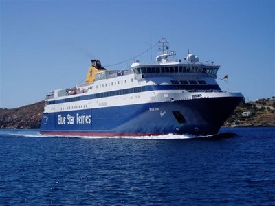 Αγνοείται επιβάτης που έπεσε από το «Blue Star Naxos» έξω από τη Σύρο