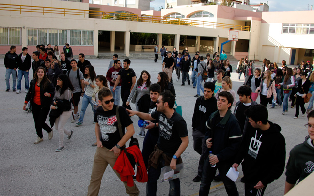 Στα θρανία οι υποψήφιοι των πανελλαδικών