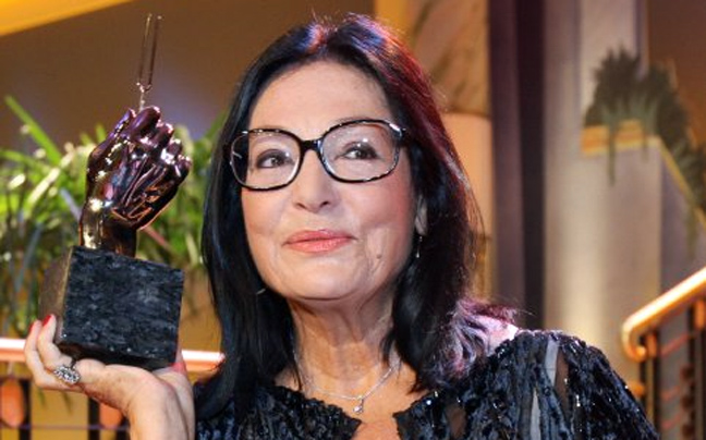Γιατί η Νάνα Μούσχουρη δεν αποχωρίζεται τα τεράστια κοκάλινα γυαλιά της
