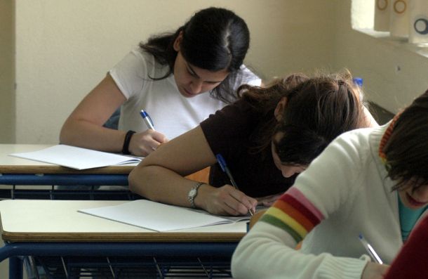 Πέφτουν οι βάσεις στις περιζήτητες σχολές