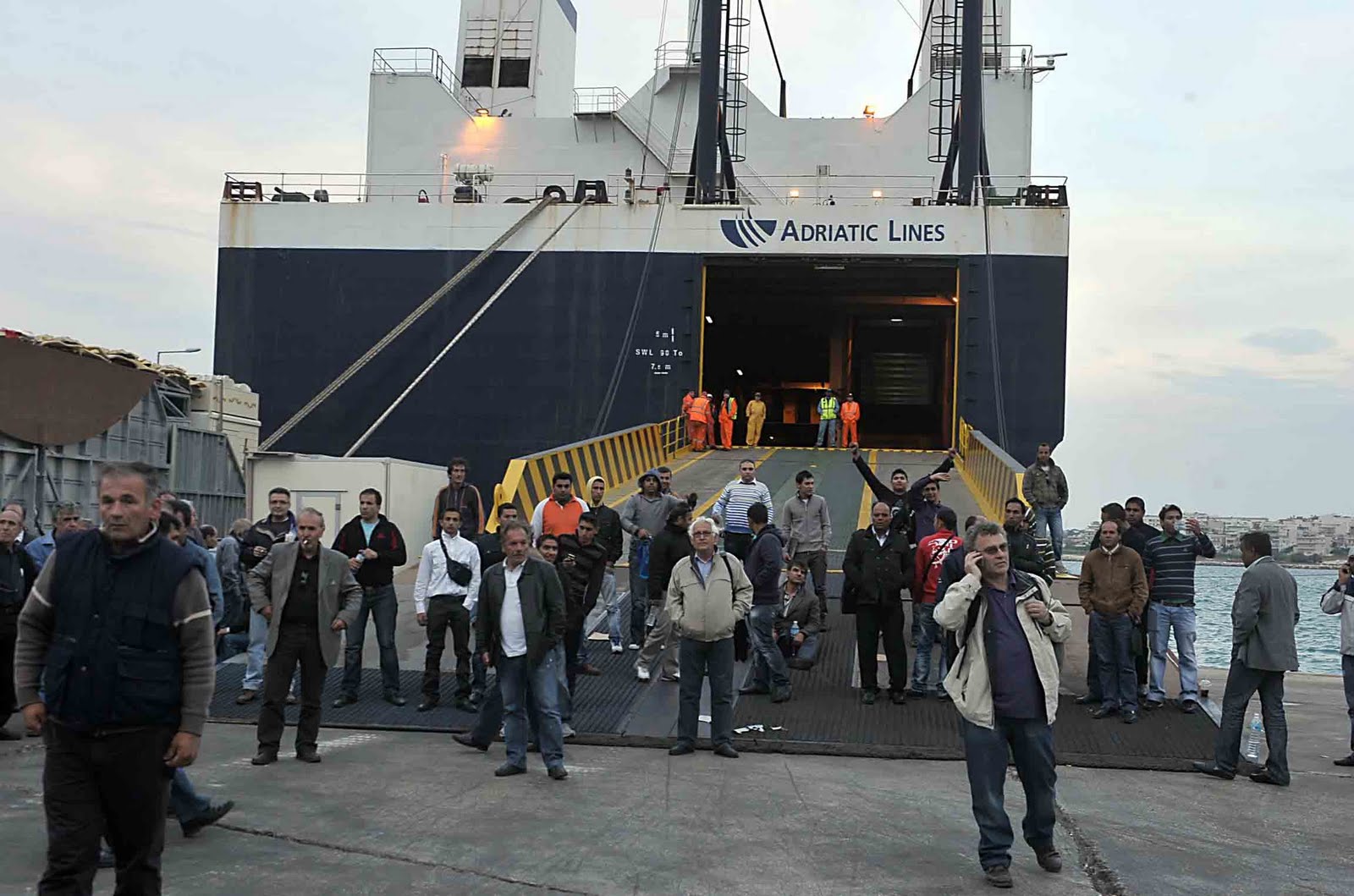 Παραμένουν οι ναυτεργάτες στο λιμάνι της Κορίνθου