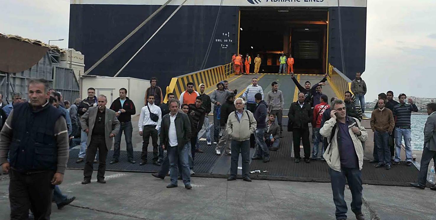 Συγκέντρωση ναυτεργατών στο λιμάνι της Κορίνθου