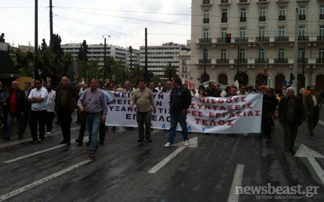 Επιχειρεί να φτάσει στο υπ. Εσωτερικών η πορεία